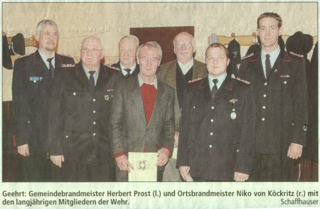 Geehrt: Gemeindebrandmeister Herbert Prost (1.) und Ortsbrandmeister Niko von Köckritz (r.) mit den langjährigen Mitgliedern der Wehr.Foto: Schaffhauser