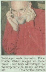 Wahlsieger nach Prozenten: Keiner konnte 
	stärker zulegen als Detlef Tanke hier beim Mitverfolgen der Wahlergebnisse 
	per Handy und Internet. Foto: Stefan Lohmann