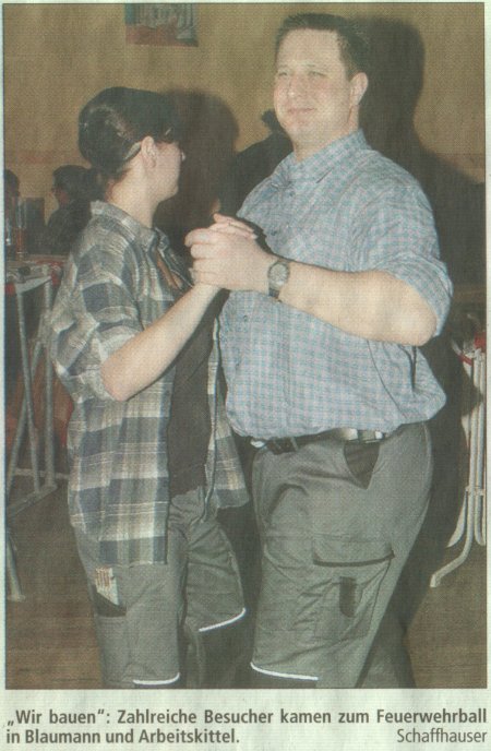 "Wir bauen": Zahlreiche Besucher kamen zum Feuerwehrball in Blaumann und Arbeitskittel. Foto:Schaffhauser