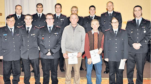 Samtgemeindebrandmeister Norbert Pachali (l.) und Ortsbrandmeister Niko von Köckritz (r.) nahmen zahlreiche Ehrungen und Beförderungen vor. Foto:Schaffhauser