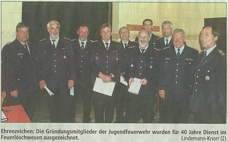 Ehrenzeichen: Die Gründungsmitglieder der Jugendfeuerwehr wurden für 40 Jahre Dienst im Feuerlöschwesen ausgezeichnet.