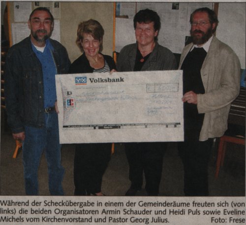 Scheckübergabe von A. Schauder und H. Puls an Pastor Julius