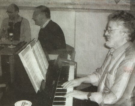 Chorleiter Wilhelm Maesmanns am neuen Piano
