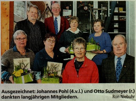 usgezeichnet: Johannes Pohl und Otto Sudmeyer dankten langjährigen Mitgliedern. Foto: Ron Niebuhr